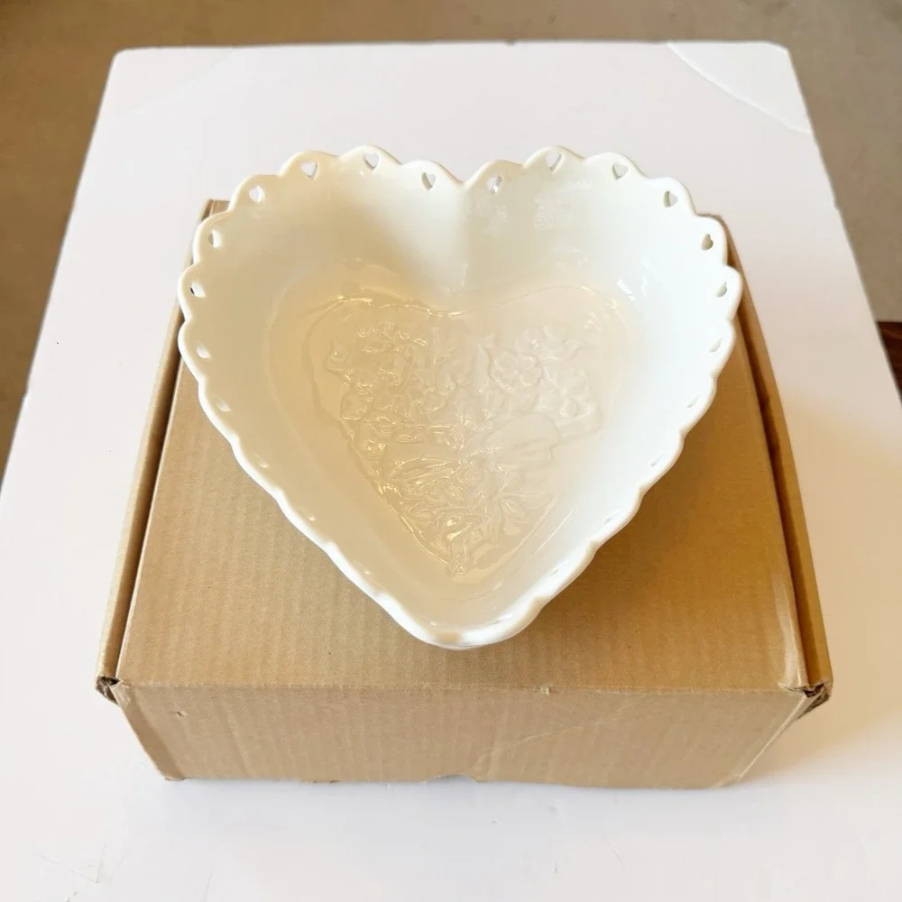 Longaberger 2004 Sweetest Heart White Ceramic Heart Shaped Bowl Dish Red Ribbon